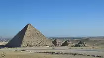Die Mykerinos-Pyramide mit den 3 kleineren K�niginnenpyramiden. (Gizeh, Dezember 2018)