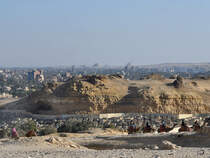Blick auf den Sdteil des Steinbruch-Friedhofes der Nekropole von Gizeh. Am Horizont sind weitere Pyramiden zu sehen. (Dezember 2018)