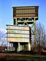 Die Zeche  Minister Stein  in DO-Eving stellte 1987 die Frderung ein. Ein Teil der Tagesanlagen blieb erhalten und wird inzwischen anderweitig genutzt. Erhalten blieb u.a. dieser Frderturm, der den seltenen Typus des Hammerkopf-Frderturmes reprsentiert. Er wurde in den Neubau eines Brogebudes integriert (2. Januar 2008). -Negativ-Scan-