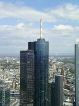 Der Maintower von der Aussichtsplattform des Trianon fotographiert.