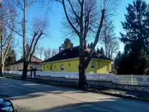 Ein bischen Amerika in Osteuropa. In der Zwischenkriegzeit wurde in den H�gel von S�d-Zala �l gefunden. Die  Ungarisch-Amerkanische �lindustrie Ag  (MAORT) hat f�r seine Ingenieure und Techniker Wohnh�user auf US-Amerikanische Muster in Nagykanizsa gebaut. Von den geplanten 110 H�user wurden nur 53 realisiert. Die zwei Agbelichtete H�user liegen am Rande des sogenannten   MAORT Gebiets . Aufnahmedatum: Januar 2019