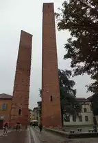 Pavia, mittelalterliche Wehrwohnt�rme an der Piazza Leonardo da Vinci (01.10.2018)
