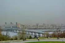 Blick �ber den Fluss Dnepr auf den �stliche Teil Kiew´s. (April 2018)