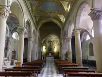 Gavi, Innenraum mit romanischen S�ulen in der Pfarrkirche San Giacomo (02.10.2018)