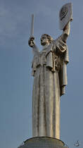 62m hoch mit 36m groem und 13 Tonnen schwerem Schild plus 16m langen und 9 Tonnen schweren Schwert. Wahrlich gigantische Dimensionen der aus rostfreiem Stahl bestehenden Mutter-Heimat-Statue in Kiew. (April 2016)