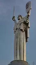 62m hoch mit 36m� gro�em und 13 Tonnen schwerem Schild plus 16m langen und 9 Tonnen schweren Schwert. Wahrlich gigantische Dimensionen der aus rostfreiem Stahl bestehenden Mutter-Heimat-Statue in Kiew. (April 2016)