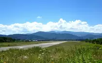 Freiburg, der Flugplatz geh�rt zu den �ltesten in Deutschland, Blick auf die in Nordwest-S�dost verlaufende 1400m lange Start-und Landebahn, die Stadt und der Schwarzwald im Hintergrund, Juli 2017