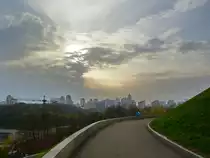 Sonnenuntergang �ber der ukrainischen Hauptstadt Kiew. (April 2016)