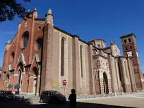 Asti, Kathedrale St. Maria Assunta, gotische Backsteinkathedrale, erbaut von 1309 bis 1354, romanischer Kampanile vom Vorg�ngerbau (02.10.2018)
