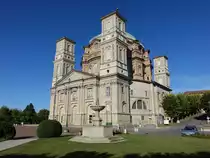 Vicoforte, Santuario di Vicoforte, im barocken Stil erbaut von 1592 bis 1733, dessen gewaltige Kuppel mit einer H�he von 75 Metern und einem Durchmesser von 35 Metern die gr��te elliptische Kuppel der Welt ist. Seit Dezember 2017 ist die Wallfahrtskirche die Ruhest�tte des dritten italienischen K�nigs Viktor Emanuel III. und seiner Gemahlin Elena von Montenegro (03.10.2018)