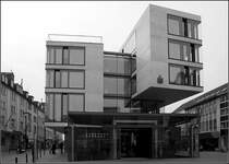 Frher war hier eine breite Straenschneise. Jetzt wurde die Strae zur Stadt und der Bereich auch fr die Fugnger wieder freudlicher. Hier der Neubau der Kreissparkasse von Stephen Braunfels Architekten BDA. 15.03.2008 (Matthias)