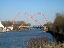Brcke ber den Rhein-Herne-Kanal in GE-Horst (Entwurf: Polonyi und Partner). Die Brcke wurde gebaut, um die Teile der Bundesgartenschau 1997 beiderseits des Kanals miteinander zu verbinden (15. Februar 2008).