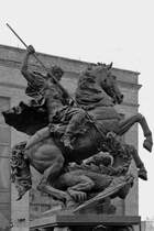 Ein Drachentter am Komsomolskaja-Platz, auch Platz der drei Bahnhfe. (Moskau, Mai 2016)