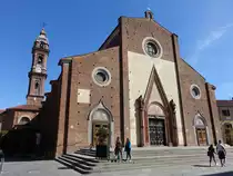 Saluzzo, Kathedrale St. Maria Assunta an der Piazza Risorgimento, sptgotisch, erbaut von 1491 bis 1501, Kampanile von 1711 (03.10.2018)