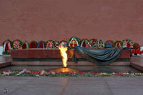 Das  Ewige Feuer des Ruhms  am Denkmal des unbekannten Soldaten an den Kremlmauern. (Moskau, Mai 2016)