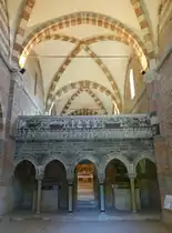 Albugnano, Lettner von 1189 in der Klosterkirche St. Maria di Vezzolano, Darstellung der Marienklage im Stil der burgundischen Frhgotik (04.10.2018)