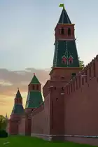 Drei in den massiven Festungsgem�uern eingelassene T�rme des Moskauer Kreml´s. (Mai 2016)