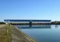 Marckolsheim, Blick auf die Einstr�mseite der Turbinenhalle des Rheinkraftwerkes, M�rz 2017