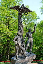 Ein Denkmal fr die Luftlandetruppen in der Nhe des Zentralmuseums der russischen Streitkrfte in Moskau. (Mai 2016)