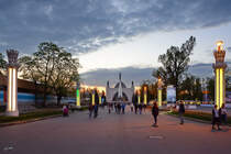Ein abendlicher Spaziergang durch die Ausstellung Errungenschaften der Volkswirtschaft (WDNCh) in Moskau. (Mai 2016)