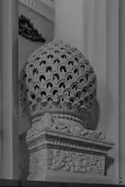 Kunstvolle Gestaltung an einem der Pavillions in der Ausstellung Errungenschaften der Volkswirtschaft (WDNCh) in Moskau. (Mai 2016)