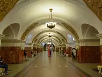 Hinab in die Weiten des Moskauer Metrosystemes, hier die Station Krasnopresnenskaja. (Moskau, Mai 2016)