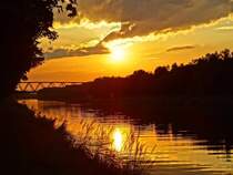 Der Mittellandkanal bei km 79,7 hhe der Stadt Lbbecke  am 16.6.2015 mit Blick auf die Brcke 112 bei km 78,413