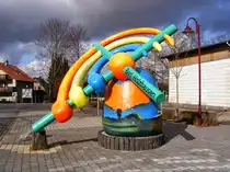 Das M�hlenkreis Symbol der Kreis Minden L�bbecke am Bahnhof in Holzhausen 
Aufnahme vom 13.6.2016