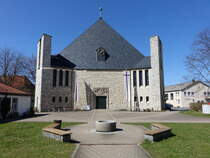 Bad Staffelstein, Ev. Dreieinigkeitskirche, Pyramiddachbau ber dreieckigem Grundriss, erbaut bis 1957 von Karl Pfeiffer-Haardt (07.04.2018)