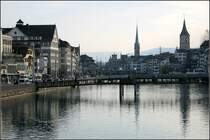 Blick von der Bahnhofsbrcke auf die Limmat und die Zricher Altstadt mit den Trmen des Frauenmnster und der St.Peters-Kirche. 15.03.2008 (Matthias)