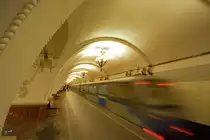 Ein Zug f�hrt in die Metrostation Arbatskaja ein. (Moskau, Mai 2016)