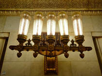 Ein kunstvoller Wandleuchter in die Station Smolenskaja der Moskauer Metro. (Mai 2016)