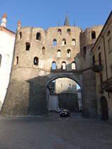 Susa, Stadttor Porta Savoia, ein Doppeltor der Stadtmauer mit rmischen und mittelalterlichen Resten (04.10.2018)