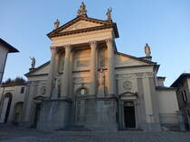 Ivrea, Dom St. Maria Assunta, erbaut im 11. Jahrhundert, sptklassizistische Fassade von 1854 (05.10.2018)