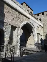 Aosta, r�misches Stadttor Porta Pretoria in der Via Torre Pretoriane, erbaut 24 vor Chr. (05.10.2018)