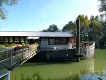 Neuburg am Rhein, die  Lautermuschel , ein fest vert�uter alter Lastkahn an der Lauterm�ndung, beherbergt ein Restaurant und ein kleines Schiffahrtsmuseum, Sept.2017