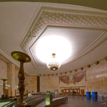 Eingangshalle zur Metrostation Ploshchad Revolyutsii. (Moskau, Mai 2016)