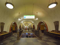 Die mit reichlich Statuen geschmckte Metrostation Ploshchad Revolyutsii. (Moskau, Mai 2016)