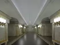 Ein momentan leerer Flur in der Station Smolenskaja der Moskauer Metro. (Mai 2016)