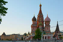 Die Basilius-Kathedrale und der gesperrte Rote Platz Anfang Mai 2016 in der russischen Hauptstadt Moskau.