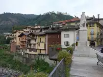 Varallo Sesia, H�user der Altstadt und Santuario del Sacro Monte von 1486 (05.10.2018)