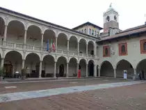 Novara, Innenhof im Palazzo e Arengo del Broletto, erbaut im 17. Jahrhundert (06.10.2018)