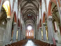 Vercelli, romanischer Innenraum der Klosterkirche San Andrea, Chorgest�hl von Paolo Sacca da Cremona von 1511 (06.10.2018)