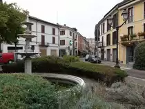 Mortara, Brunnen und Geb�ude an der Piazza Martiri della Liberta (06.10.2018)
