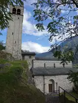 Capo di Ponte, mit der Kirche San Siro steht die �lteste erhaltene Kirche des Valcamonica auf einem Felsvorsprung etwas oberhalb von Capo di Ponte, erbaut im 11. Jahrhundert (07.10.2018)