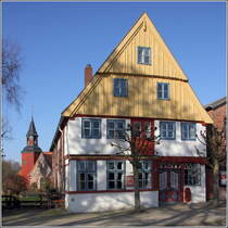 Wewelsfleth. 1698 wurde dieses Gebude als Kirchspielvogtei erbaut. 1970 kaufte es Gnter Grass und bewahrte es vor dem Abriss. Er schrieb hier  Der Butt  und  Kopfgeburten . 1985 schenkte er das Haus, das inzwischen den Namen  Alfred-Dblin-Haus  trgt, dem Land Berlin als Arbeitssttte fr Berliner Autoren. 18.02.2019