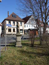 Marktzeuln, Sandsteinfigur des Hl. Nepomuk in der Quellengasse (07.04.2018)