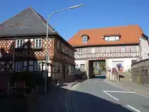 Marktzeuln, Graitzer Tor, Fachwerkbau mit zwei eingeschossigen Wohnbl�cken, abgewalmtes Satteldach, massiver Sandsteinquadersockel, erbaut im 17. Jahrhundert (07.04.2018)