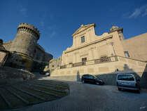 Die im Hochmittelalter erbaute Pfarrkirche Santo Stefano Mitte Dezember 2015 in der Altstadt von Bracciano.