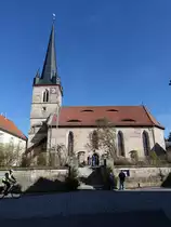Schm�lz, Ev. Pfarrkirche St. Laurentius, Sandsteinquaderbau, einschiffiger Saal mit Satteldach und dreiseitigem Schluss, viergeschossiger Turm mit Spitzhelm und Scharwachtt�rmchen, erbaut im 16. Jahrhundert (07.04.2018)